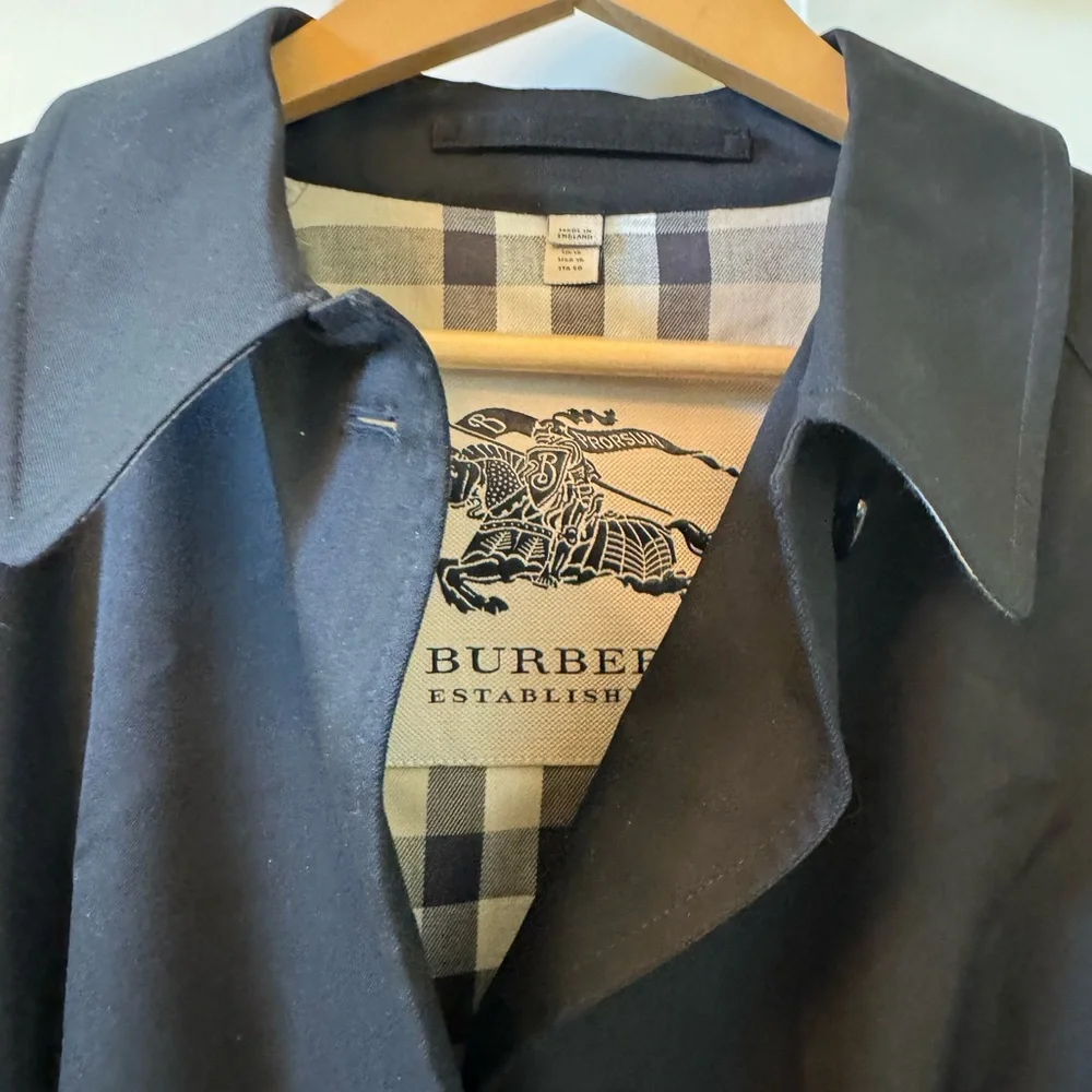 Burberry classic coat with Signature Check Interior. NEVER WORN. - Picture 2 of 4